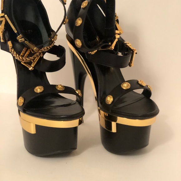 VERSACE メテュサ ショトスリフ フリツトレス 【関税込】 Versace Medusa-printed Dress | Black | FARFETCH